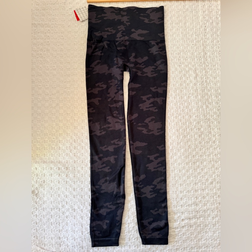 Spanx Look At Me Now Seamless Camo Leggings Black Camo High Rise Size S NWT
